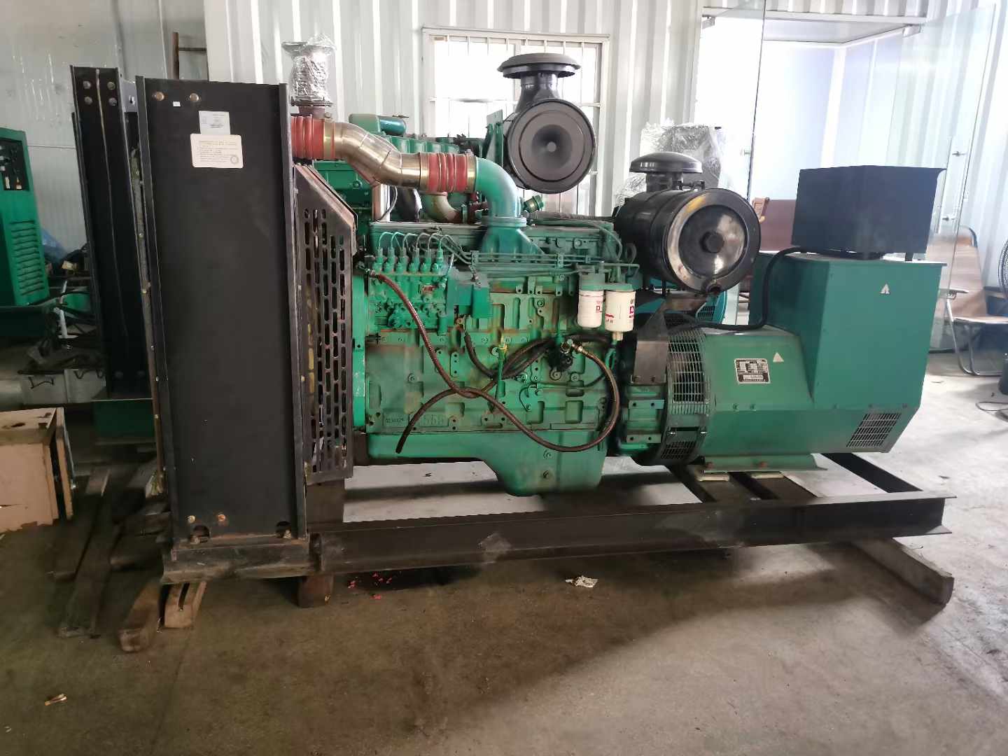 信阳发电机租赁如何确定电缆的承载电流是否在安全范围内？