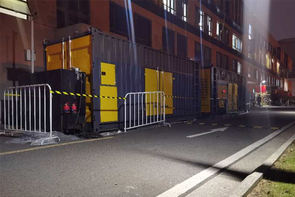 信阳柴油发电机组的输出电压是如何调节的？