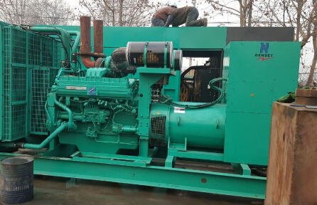 信阳发电机组如何判断水冷式机油散热器内部是否需要清洗？